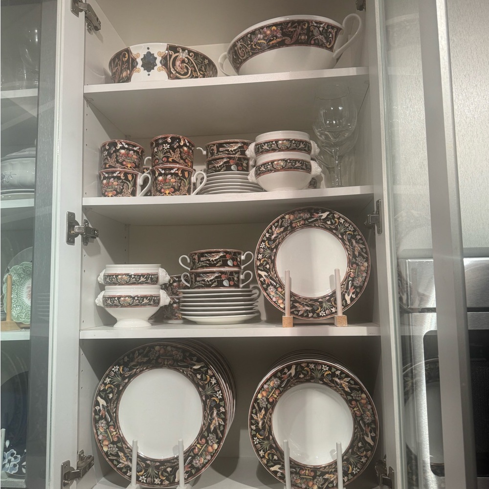 Villeroy & Boch Bone China.
Service for 12. Pattern : Intarsia